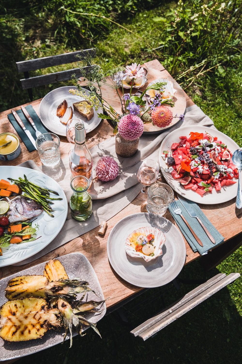 Gedekte tuintafel met gerechten bereid met Dutso ghee