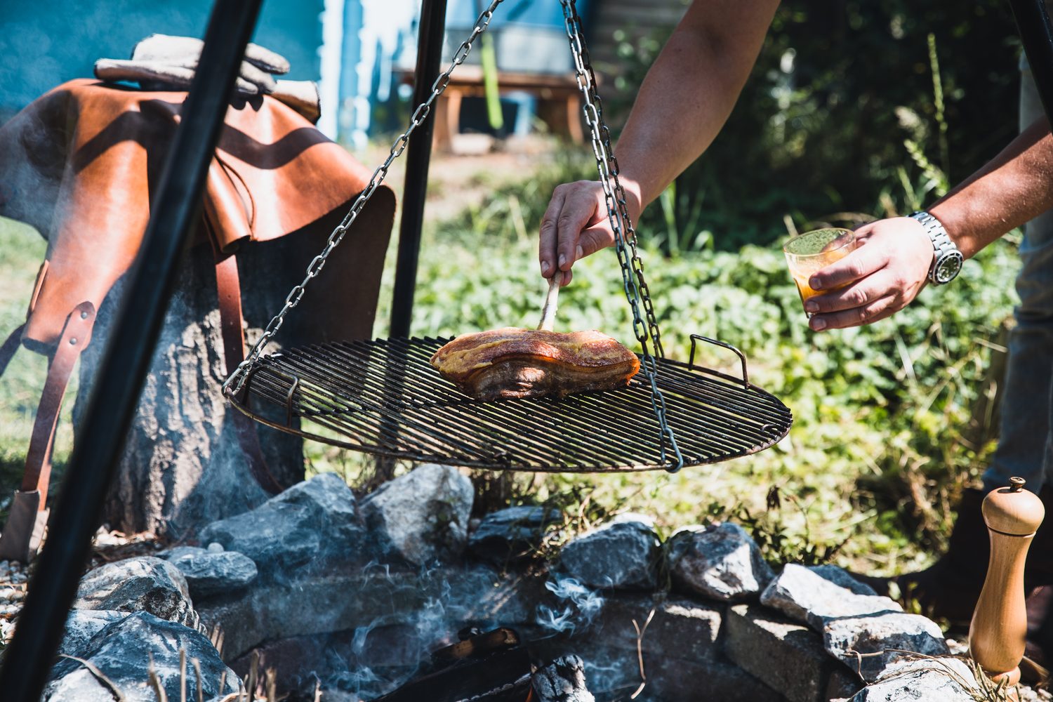 Vlees grillen boven open vuur met Dutso ghee